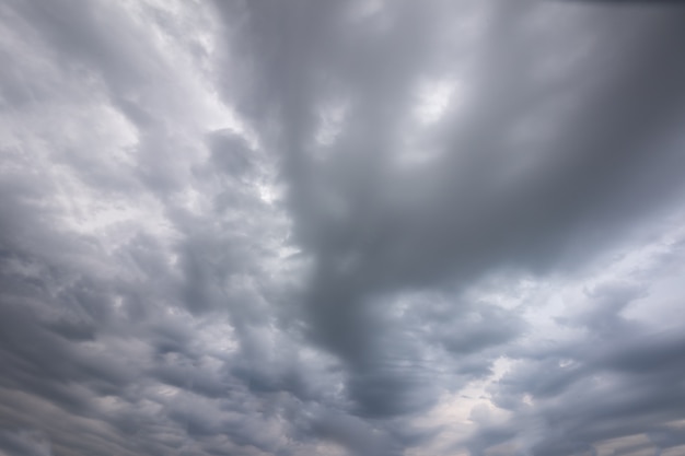 Pesadas nubes de lluvia en el cielo.