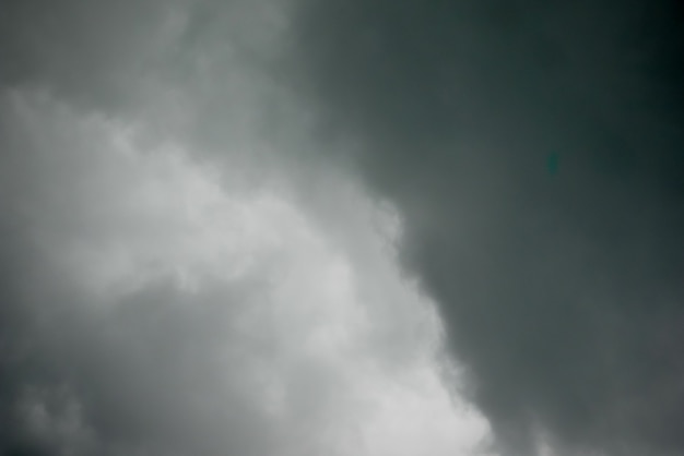 Pesadas nuvens cinzentas no céu antes da chuva - imagem