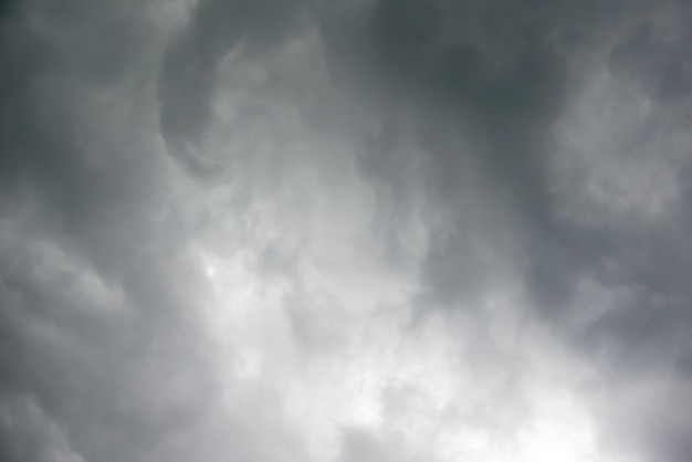 Pesadas nuvens cinzentas no céu antes da chuva - imagem