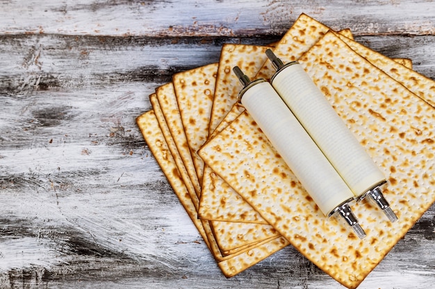 Pesah celebração conceito judeu torá rolagem durante matza de páscoa de férias