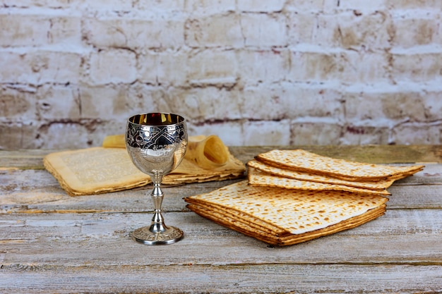 Pesah-Feier und Torah-Rolle während des jüdischen Passahfestes.