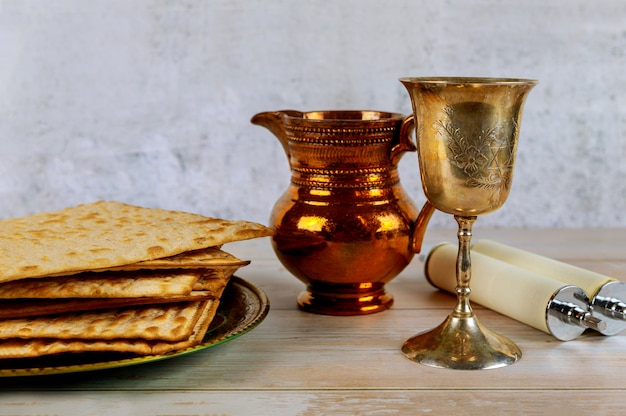 Pesah judía celebrando, matzá y plato tradicional seder