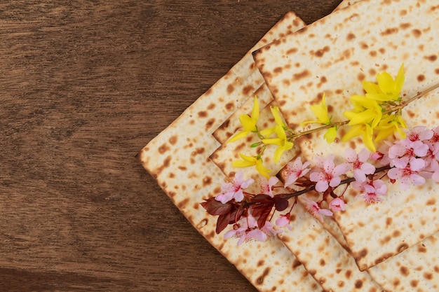 Pesaj Bodegón con vino y matzá pan de Pascua judía