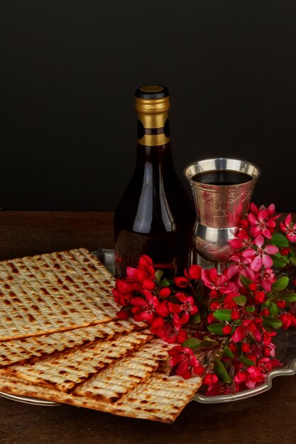 Pesaj Bodegón con vino y matzá pan de Pascua judía