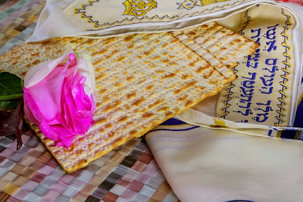 Foto pesaj bodegón con vino y matzá pan de pascua judía