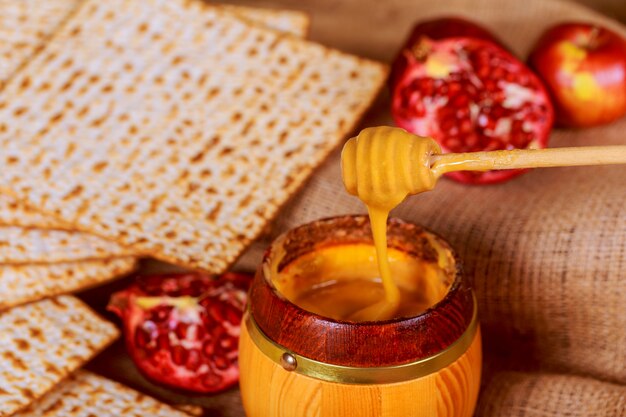 Pesaj Bodegón con vino y matzá pan de Pascua judía