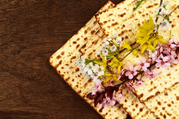 Pesaj matzá pascua con vino y matzá pan de pascua judía