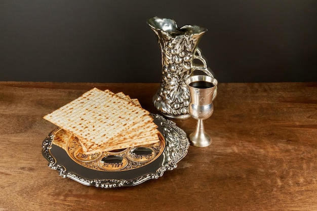 Pesaj matzo passover con vino y matzoh pascua judía pan