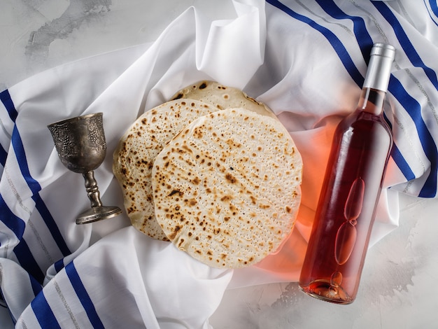 Pesaj pascua de matzá con vino y pan de pascua judía de matzá.