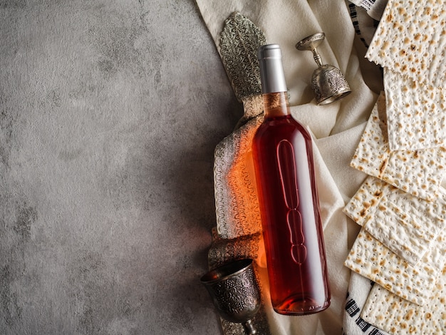 Pesaj pascua de matzá con vino y pan de pascua judía de matzá.