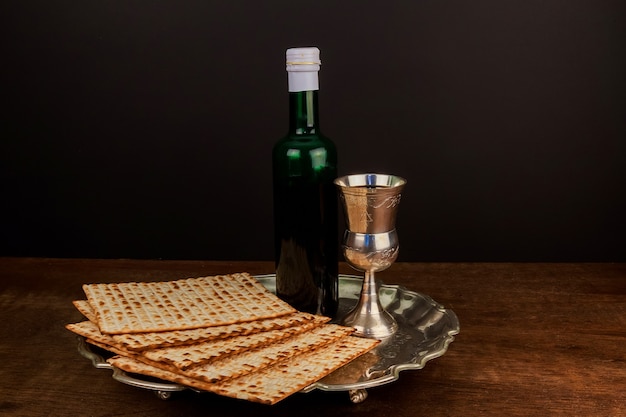 Pesaj pascua de matzá con vino y pan de pascua judía de matzá