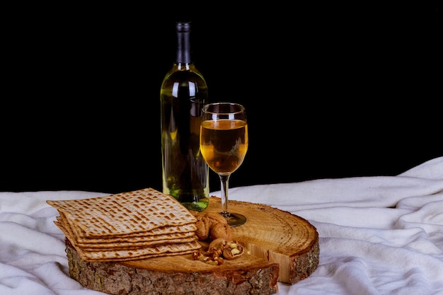 Pésaj pascua matzot vino tinto y plato de plata