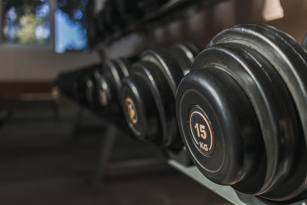 Pesas en bastidores de metal en el gimnasio.