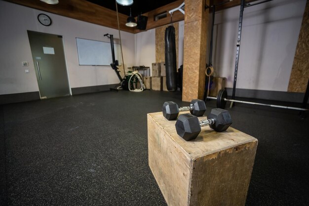 Foto pesas en una caja de madera en un moderno gimnasio entrenamiento funcional