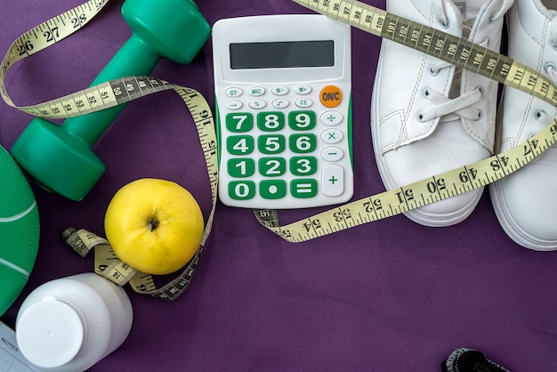 Pesas de colores deportivos para mujeres y bandas de goma para la vista superior de fitness Concepto de cuidado corporal