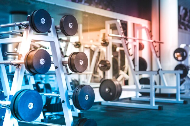 Las pesas en el estante en el gimnasio.