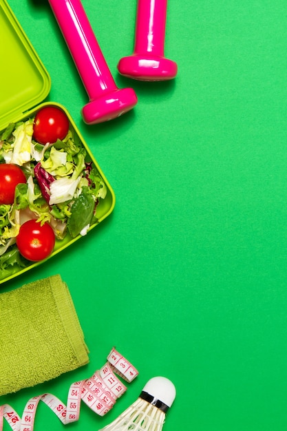 Pesas rosas con un tupper de ensalada