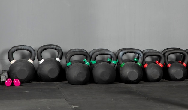 Foto pesas rusas para hacer ejercicio de peso en gimnasio o crossfit