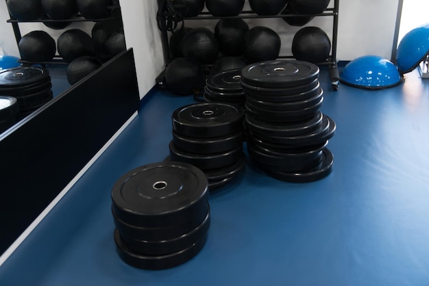 pesas en el suelo en el gimnasio