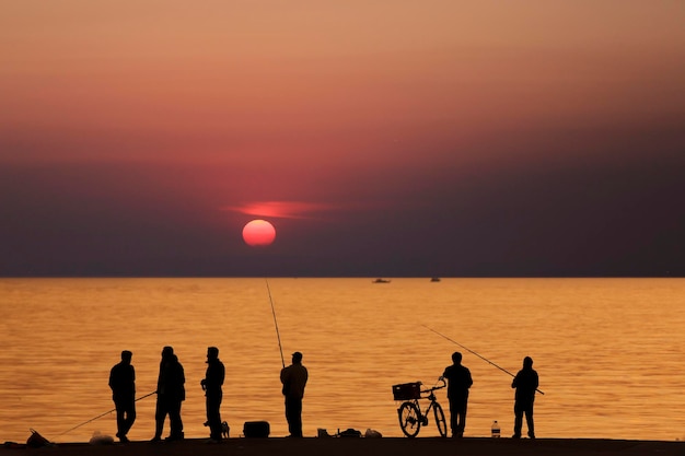 Pesca ao pôr do sol em Istambul