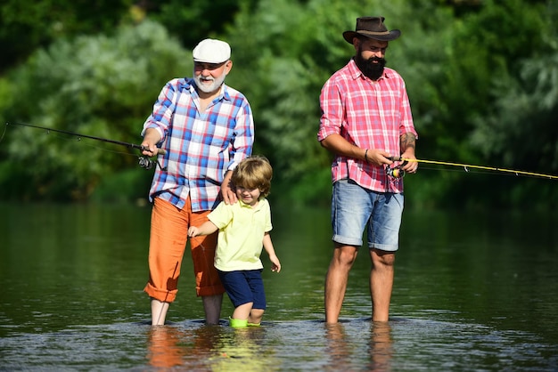 Pesca com mosca menino pescando com mosca no rio com o pai e o avô