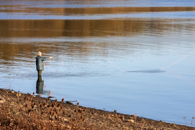 Pesca com mosca no reservatório de arlington berwick perto de polegate east sussex