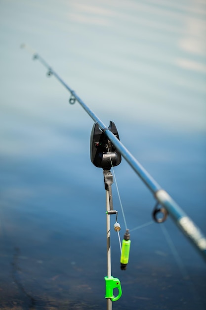 Pesca de água doce com varas de pesca na margem do lago da lagoa