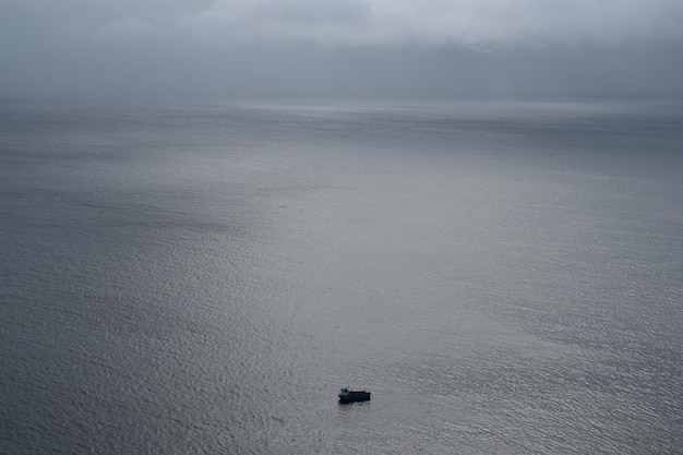 Pesca de barco solitário na costa da Galiza