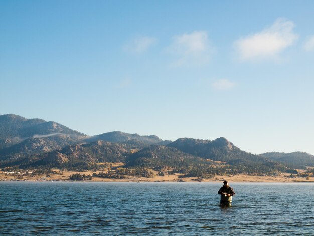 Pesca de manhã cedo no outono.