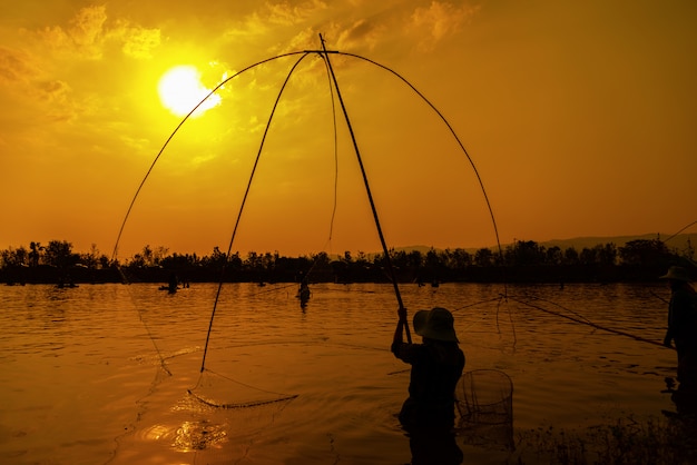 Pesca estilo de vida neto durante el atardecer