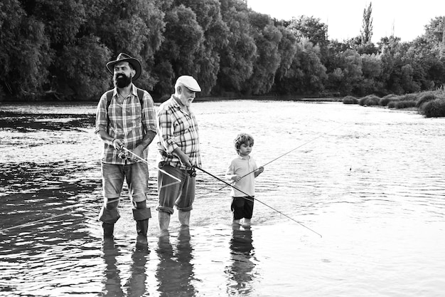 Pesca garotinho pescando com mosca em um lago com seu pai e avô família multigeração masculina