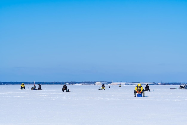 Pesca en el hielo Pesca de invierno en el hielo en el mar Estonia