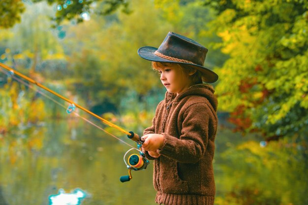 Pesca infantil no lago outono Kid com vara de pescar