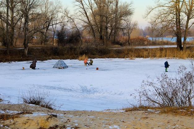 Pesca de invierno en el lago congelado