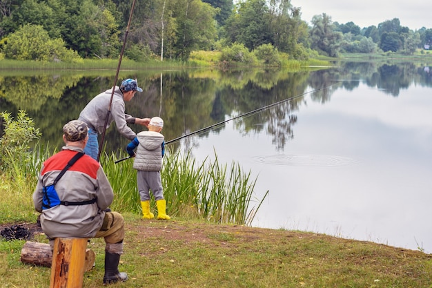 Pesca en el lago del bosque en verano. Pesca de verano por la tarde. Días festivos.