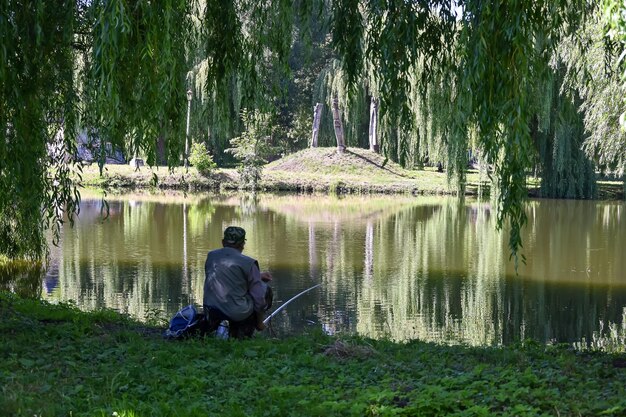 Pesca en un lugar pintoresco en la ciudad de Ternopil