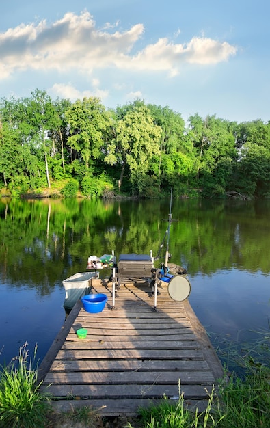 Pesca por la mañana en un río tranquilo