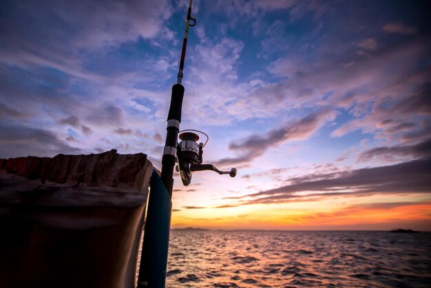 Pesca en el mar al atardecer fuera de la ciudad.