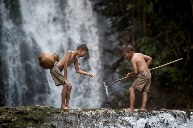 Foto pesca menino pesca no rio. pesca do rapaz pequeno no campo rive de ásia.