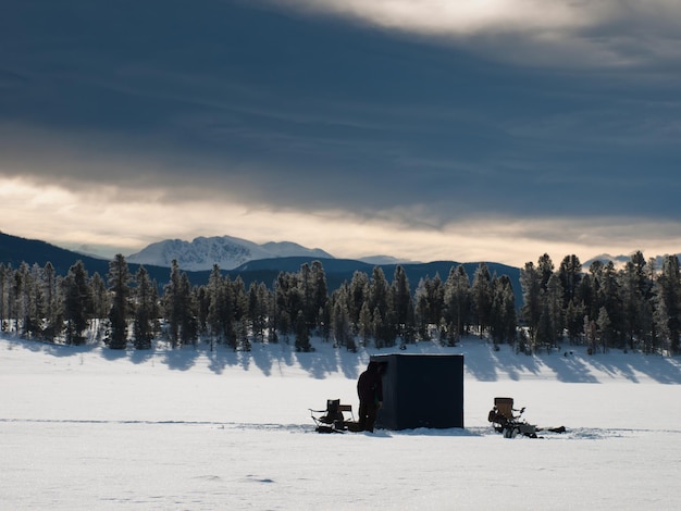 Pesca no gelo no Lago Granby, Colorado.