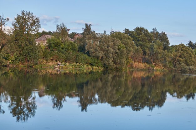 Pesca no lago. reflexo na água. centro recreativo.