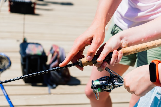 Pesca no lago, série da natureza, equipamento de pesca com vara, turismo