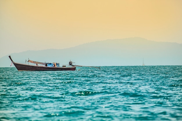 Pesca no mar quando o tempo do sol