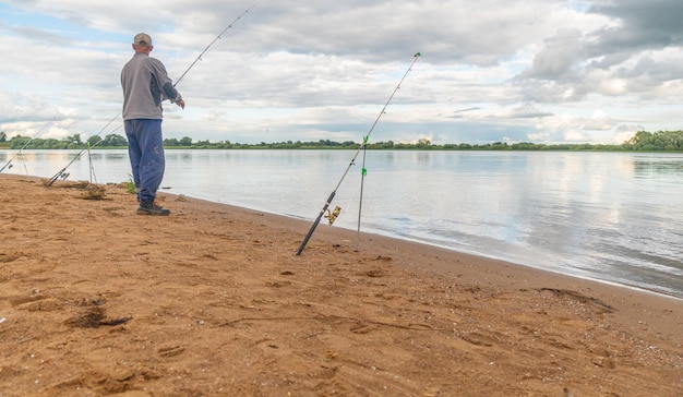 Foto pesca en la orilla del río del río.