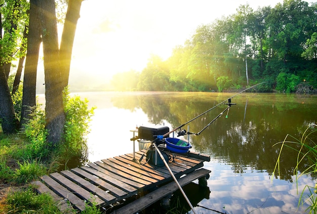 Pesca en un río tranquilo por la mañana.