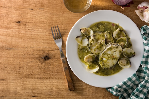 Pescada e amêijoas com molho verde