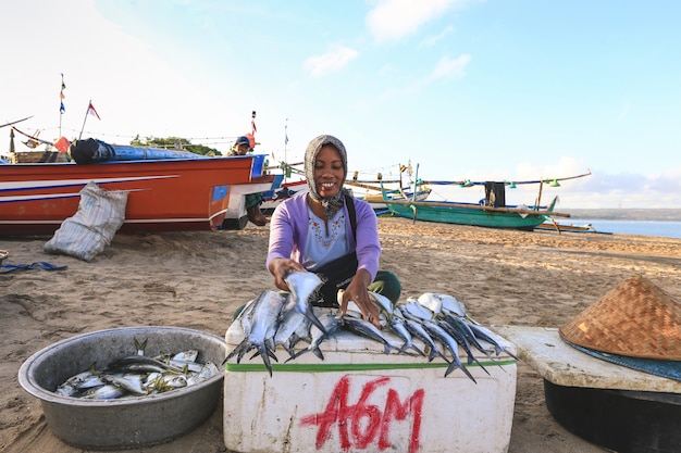 Foto pescadería balinesa vende pescado en el mercado de la mañana en bali