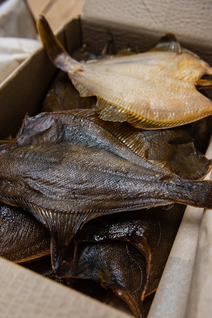 Pescado ahumado en caja de papel artesanal