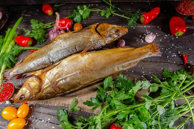 el pescado ahumado del río blanco rojo se encuentra en una tabla y mesa rústica vintage, cuerdas, rebanadas de