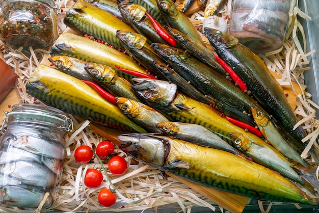 Pescado ahumado. Vendiendo mariscos en un supermercado. Pescado delicioso para una mesa festiva.